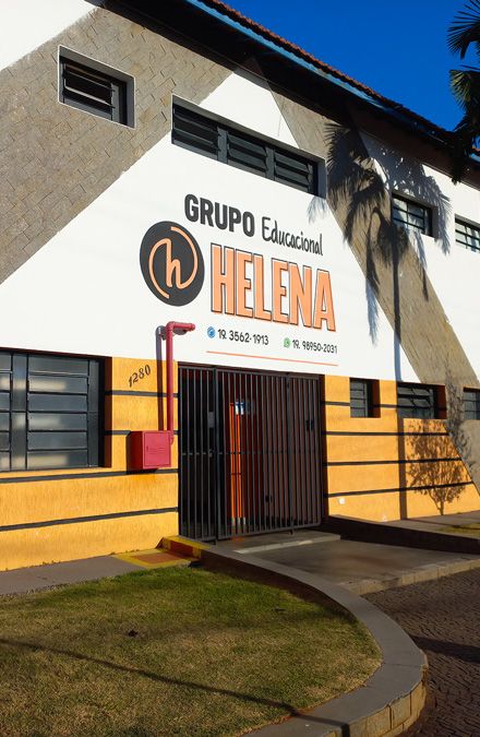 Visão frontal do prédio do Colégio Helena