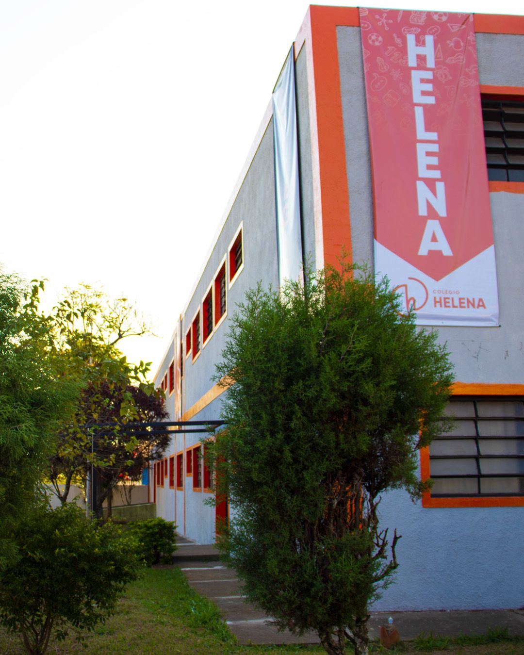 Visão frontal do prédio do Colégio Helena